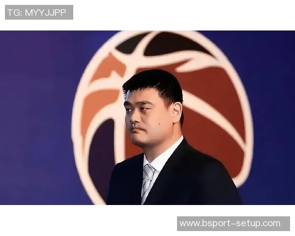 姚明在乡村体验生活亲手剥玉米展现温暖人情与农民的深厚情谊