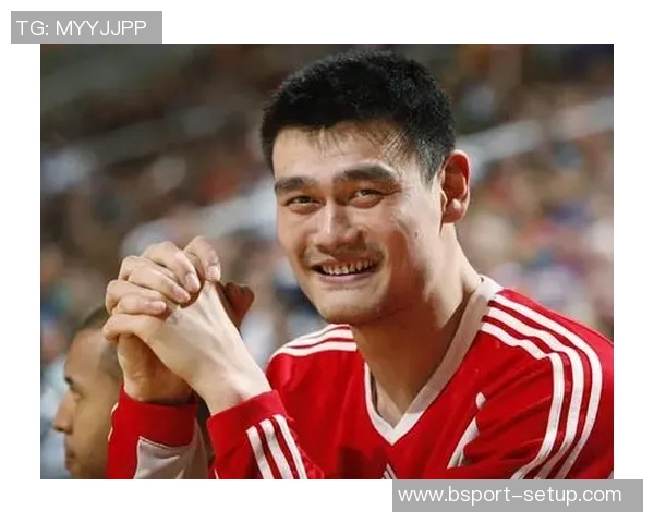 姚明手捧鲜花微笑绽放展现运动员的风采与温暖人心的一刻